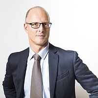 Kursleiter Recht für Führungskräfte im KI Zeitalter Prof Dr Richter ist mit Sakke Hemd und Krawatte zu sehen