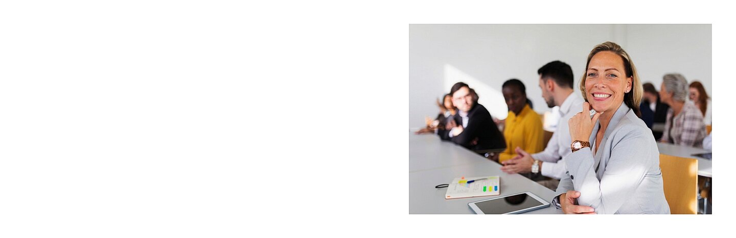 Berufstätige Teilnehmerin in einem Seminar zur akademischen und berufsbegleitenden Weiterbildung.