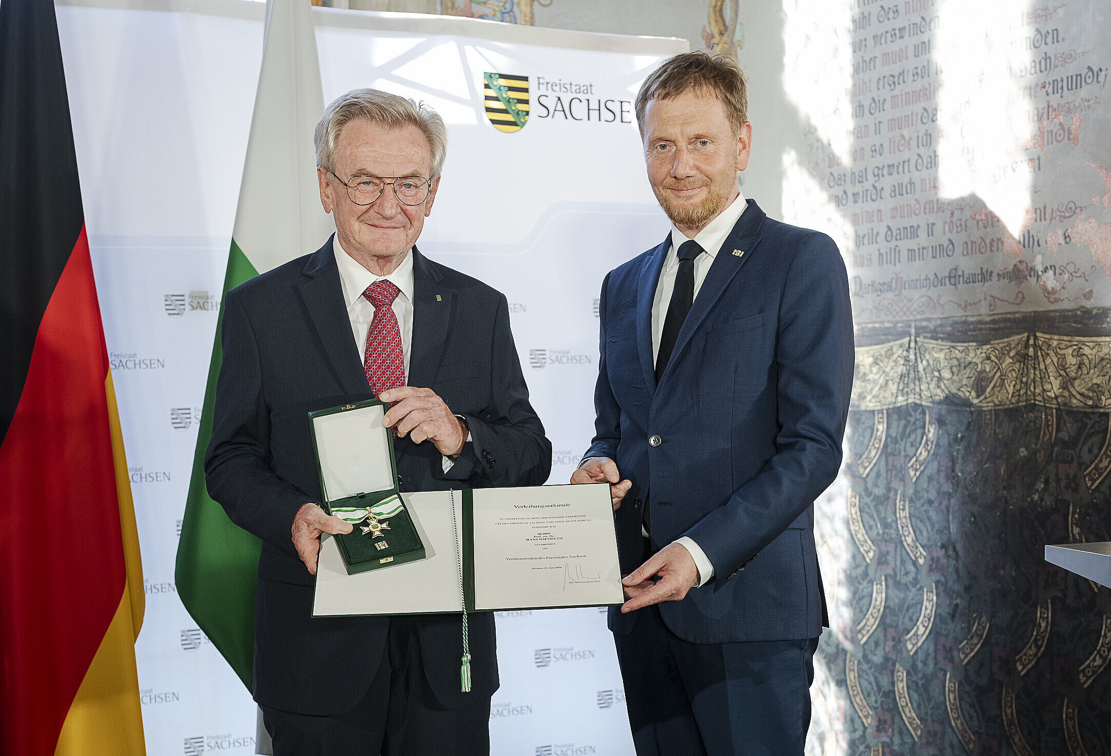 Ministerpräsident Michael Kretschmer und Hans Wiesmeth bei der Übergabe des Verdienstordens.