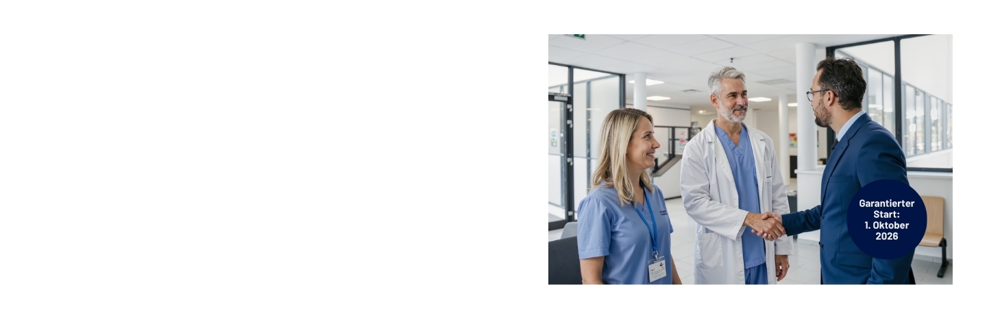Eine Pflegerin und ein Arzt im Kittel begrüßen einen Anwalt im Anzug per Handschlag in einem modernen Krankenhausflur.