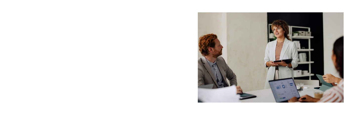 Führungskraft präsentiert rechtliche und digitale Themen in einem Teammeeting.